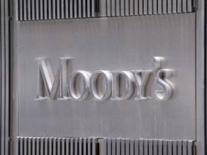 Imágen corporativa de Moody's en las oficinas centrales de la agencia, en Nueva York (Estados Unidos). EFE/Archivo
