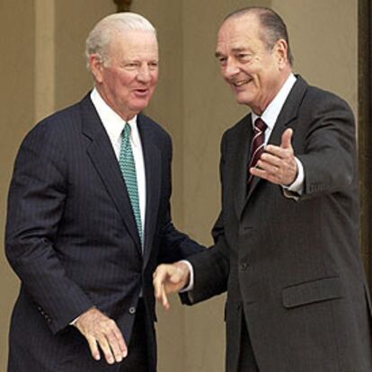 James Baker (izquierda) y el presidente francés, Jacques Chirac, ayer en el palacio del Elíseo.