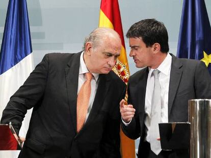 El ministro del Interior, Jorge Fernández Díaz (corbata naranja), junto a su homólogo francés, Manuel Valls, en la rueda de prensa conjunta ofrecida hoy en Madrid.