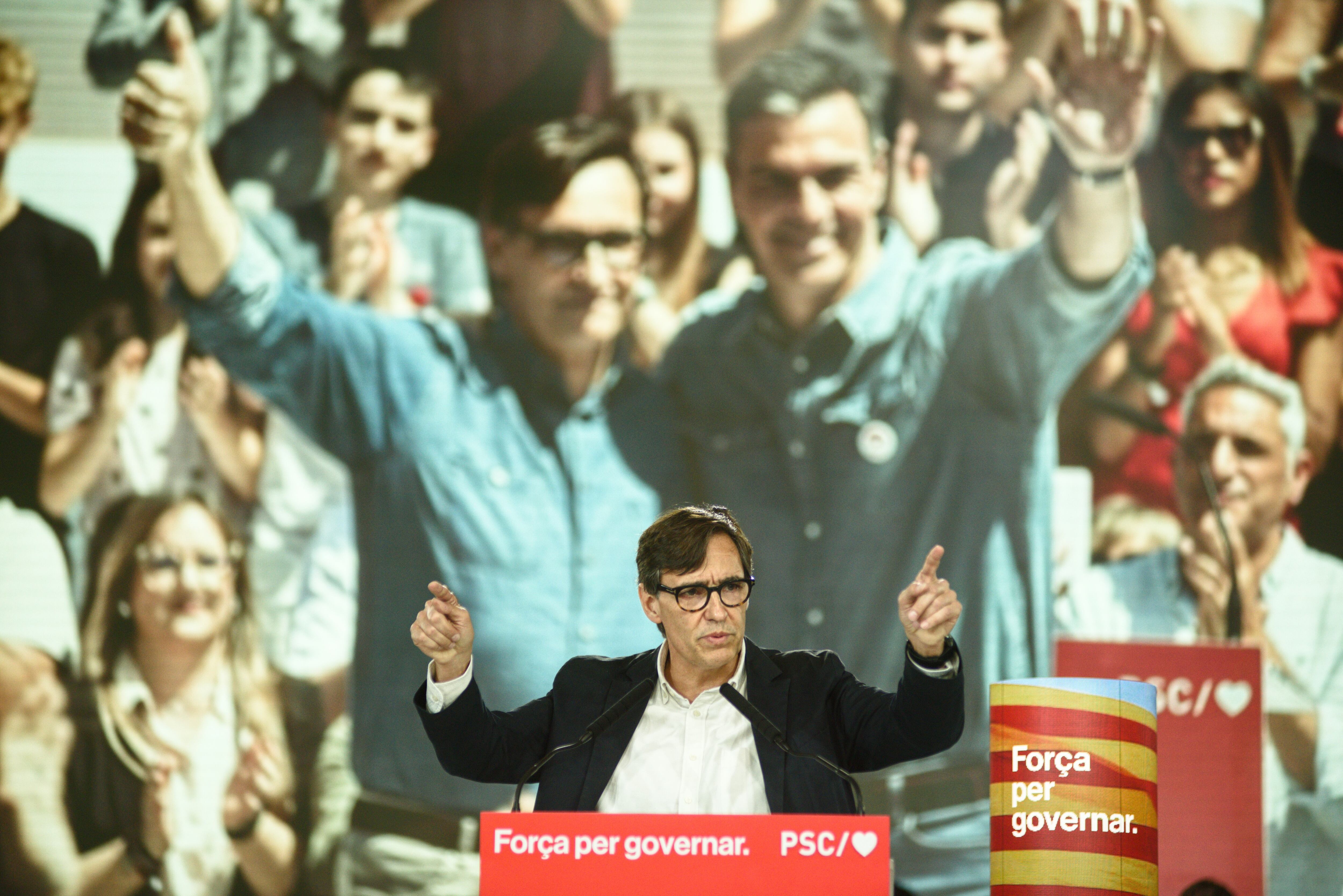 El líder del PSC y candidato del partido a la Presidencia de la Generalitat, Salvador Illa, interviene durante un acto del PSC, este sábado en Barcelona. 