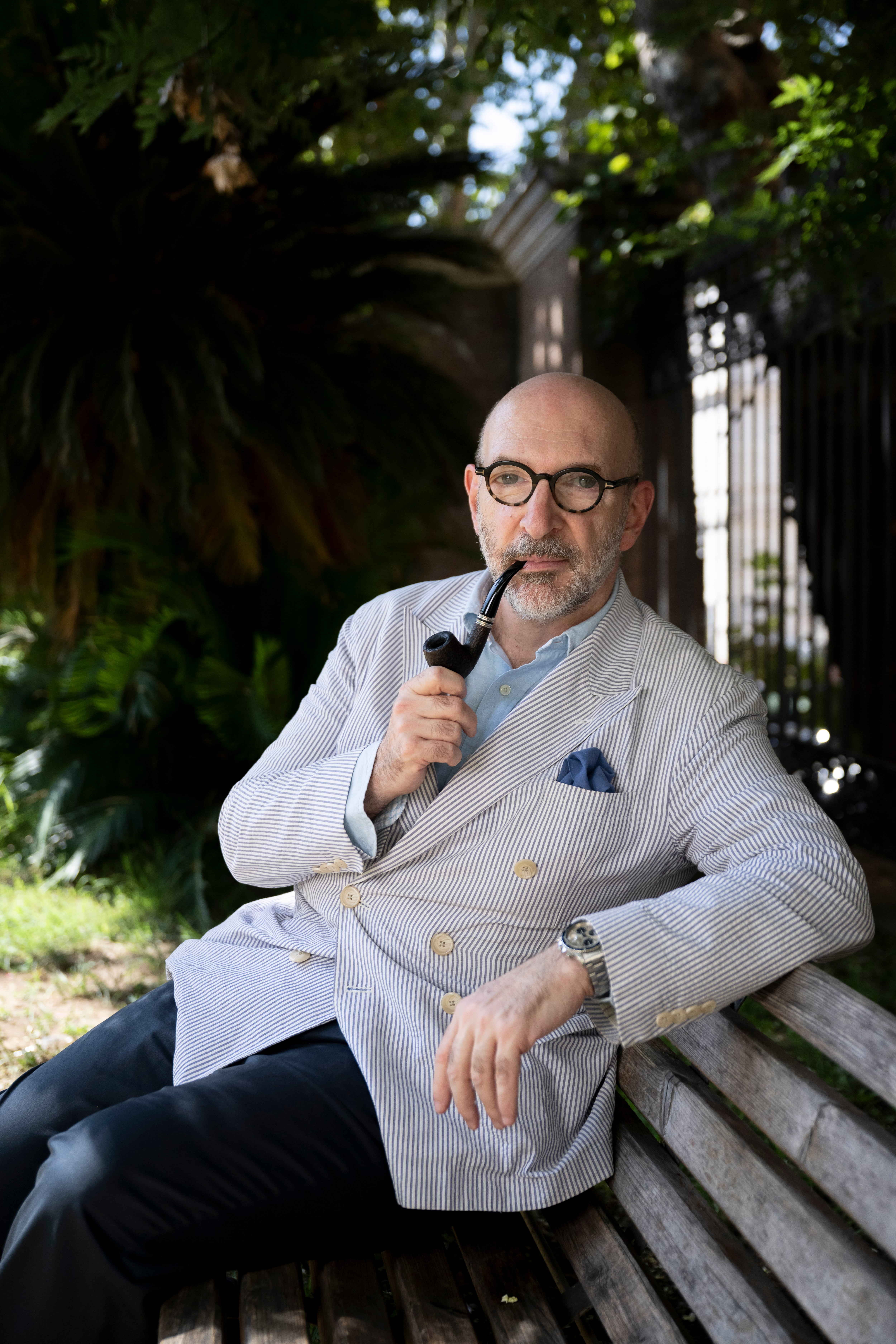 Alessandro Piperno y su inseparable pipa, en un parque de Roma el pasado 15 de julio.
