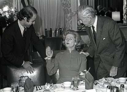 La recientemente elegida líder del Partido Conservador británico, Margaret Thatcher, conversa con los senadores estadounidenses Joe Biden (a la izquierda) y John Sparkman, en el Capitolio, Washington, en septiembre de 1975.
