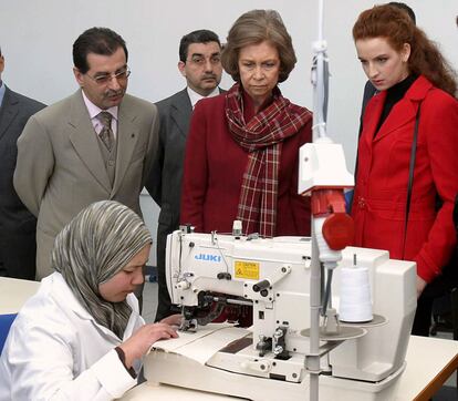 Durante un viaje a Marruecos en el año 2005, la reina Sofía acompañada por la princesa Lalla Salma en el Centro Hannan de Tetuán de educación especial y desarrollo de formación profesional y empleo para discapacitados.