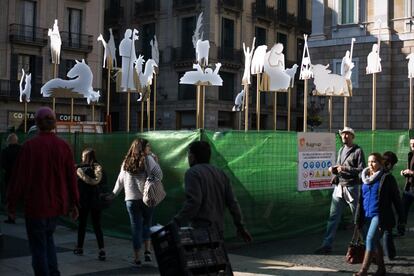 El 2017 les protagonistes del Nadal a la plaça de Sant Jaume van ser unes siluetes de les figures.