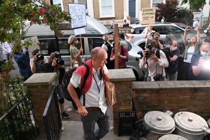 El asesor del primer ministro Boris Johnson, Dominic Cummings, regresa a su hogar el pasado 25 de mayo rodeado de manifestantes que protestan tras saber que se había saltado el confinamiento y viajado 400 kilómetros para ver a su familia.