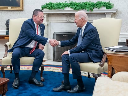 Los presidentes de Estados Unidos, Joe Biden, y de Costa Rica, Rodrigo Chaves, intercambian un apretón de manos en su reunión en el Despacho Oval