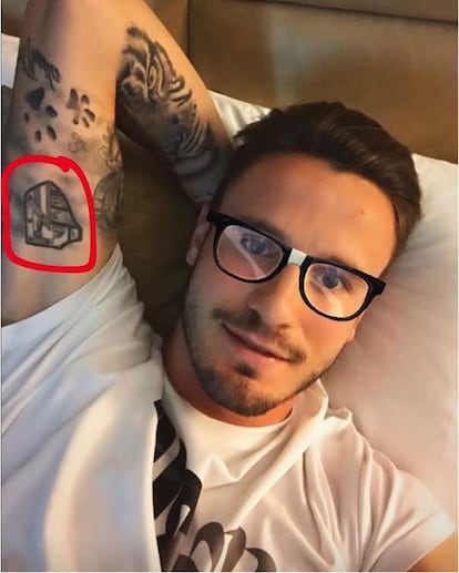 Tatuarse el escudo de tu equipo demuestra una entrega que solo podemos aplaudir. El problema aquí es que al jugador del Atlético de Madrid, de 22 años, parece que el tatuaje se lo ha dibujado su sobrino de 5 años. Pero hay más cosas que están mal. Desconocemos si hubo un tiempo en el que las huellas de animales fueron consideradas un adorno de buen gusto, lo que es seguro es que 2017 no es el año para lucirlas tatuadas en el brazo. Por lo demás, sentimiento rojiblanco a tope, Saúl.