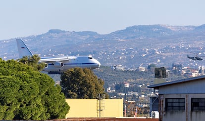 Un avión militar de transporte ruso Antonov An-124 aterriza en la base aérea de Hmeimim, cerca de Latakia, en Siria. 