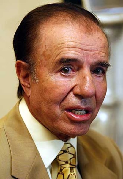 Menem, durante una conferencia en Santiago de Chile en 2004.