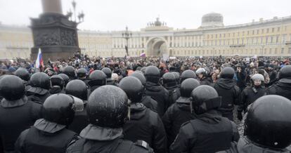 Un grupo de partidarios de la oposición participan en una manifestación anticorrupción en San Petesburgo (Rusia).