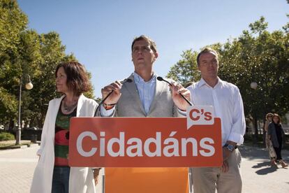 Cristina Losada, Albert Rivera y Carlos V&aacute;zquez, en una imagen de archivo.