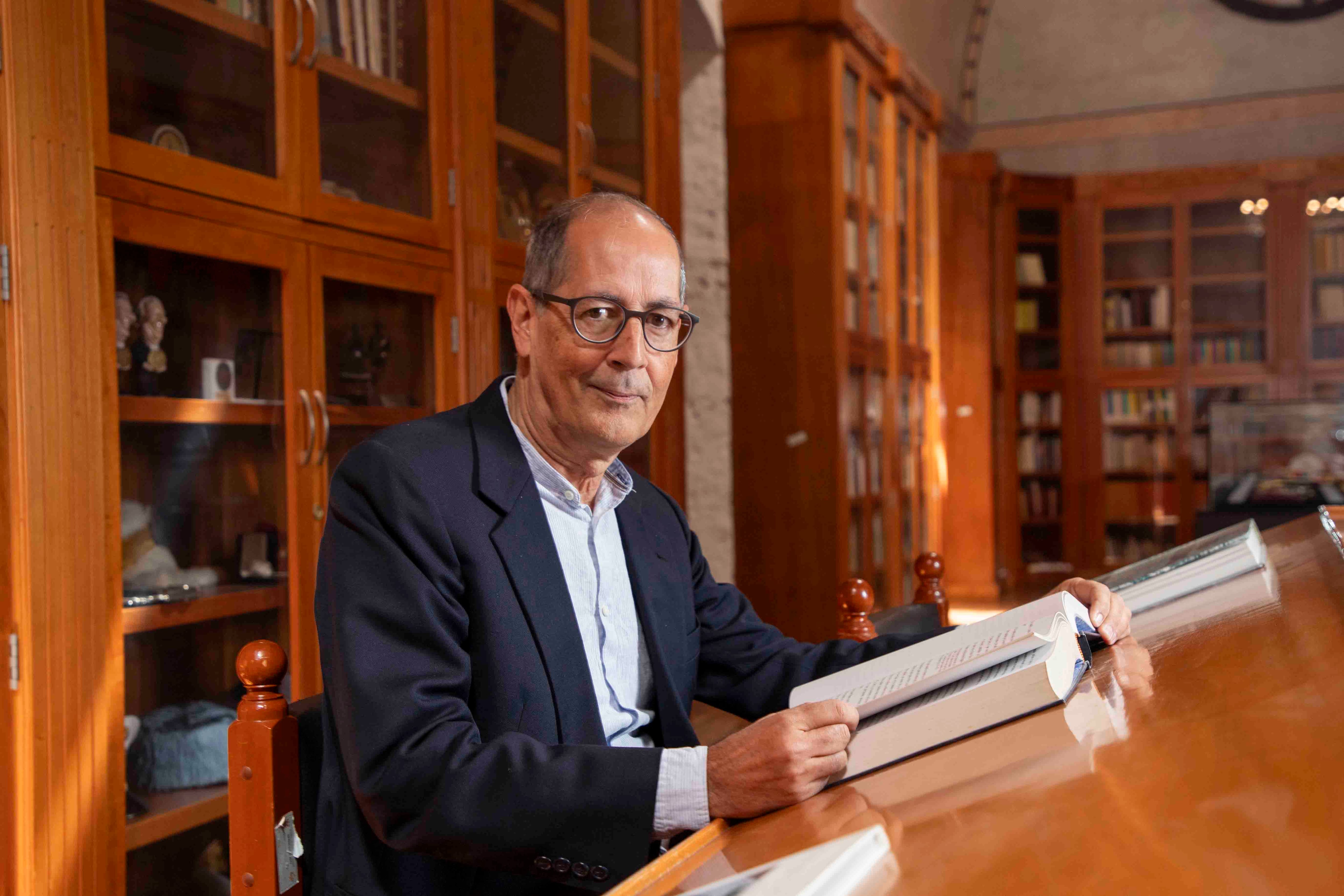El director de la Academia Cubana de la Lengua, Jorge Fornet, en la Biblioteca Mario Vargas Llosa, en Arequipa, Perú, el jueves 16 de octubre.