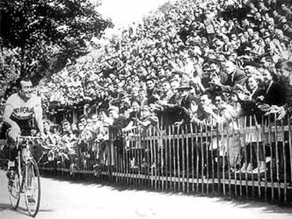 Louison Bobet, en el critérium de Chateaulin, en su despedida del ciclismo en 1959.