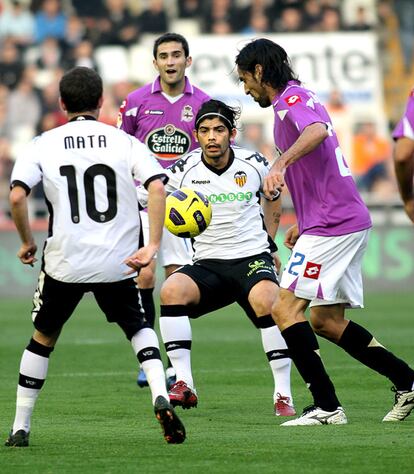 Banega controla el balón rodeado por Mata, Juan Rodríguez y Antonio Tomás.