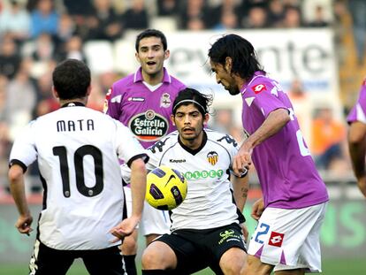 Banega controla el balón rodeado por Mata, Juan Rodríguez y Antonio Tomás.