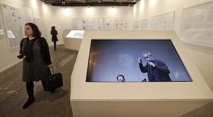 En el monitor, el chef explica su visión de la cocina y los procesos gastronómicos en una charla con motivo de la exposición de sus dibujos en el Drawing Center de Nueva York. "Cuando estáis en casa y coméis un plato con pan, mantequilla, jamón o salmón, pensaréis 'Esto es comida sencilla, y no lo que hace Ferran Adrià. ¿Por qué se complicará la vida?', bromea Adrià en el vídeo.