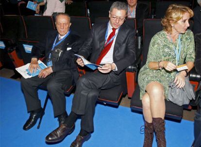 Manuel Fraga, presidente fundador del PP, junto al alcalde de Madrid, Alberto Ruiz Gallardón y la presidenta de la Comunidad de Madrid, Esperanza Aguirre, en un momento de la convención del PP durante la jornada de ayer