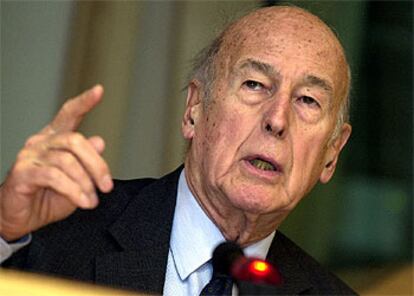 El presidente de la Convención Europea, Valéry Giscard d&#39;Estaing, durante una conferencia de prensa, en febrero.