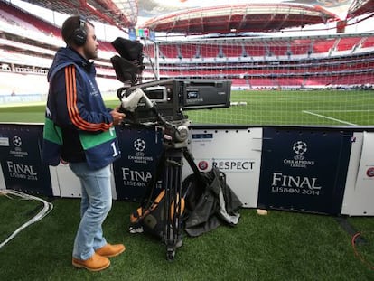 Un operario de c&aacute;mara de televisi&oacute;n en el estadio da Luz en Lisboa (Portugal).