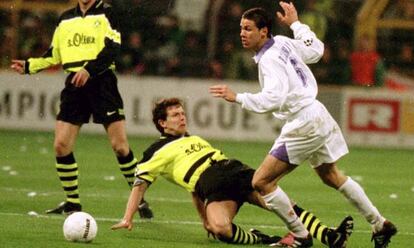 Möller entra a Redondo en la 'Champions' de 1998.