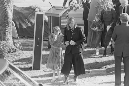 Robert Wagner’s daughters, Natasha, Kate, and Courtney, leave Natalie Wood’s funeral at Westwood Memorial Park Cemetery in 1981.