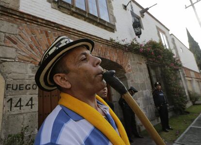 El músico colombiano José Castilo toca con una gaita colombiana, la canción 'Navidad Negra' en homenaje al Premio Nobel, en la entrada de la casa donde ha muerto en Ciudad de México.