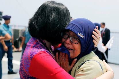 Familiares reaccionan durante el homenaje a las víctimas del vuelo JT610, el 6 de noviembre de 2018 en Karawang, Indonesia.