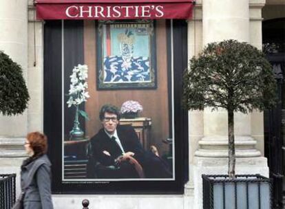 Escaparate de la casa de subastas Christie's en París, con Ives Saint Laurent posando al lado del cuadro de Matisse como reclamo