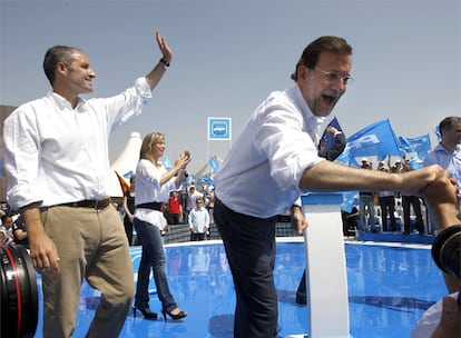 "Mariano, eres nuestro gran capitán", le ha dicho Camps a Rajoy desde el estrado. "Hemos aguantado como jabatos, no nos van a doblegar", ha concluido el presidente de la Generalitat.