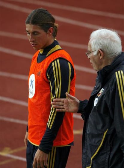 Ramos con Aragonés durante el entrenamiento de ayer