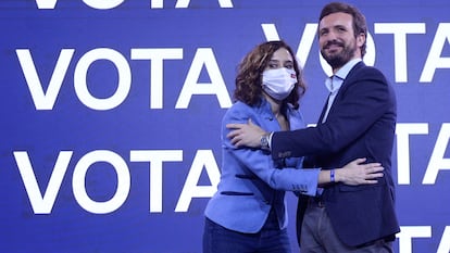 El presidente del PP, Pablo Casado, junto a la presidenta de la Comunidad de Madrid, Isabel Díaz Ayuso, se saludan en el acto de cierre de campaña a la presidencia de la presidencia de la Junta de Castilla y León, el viernes.