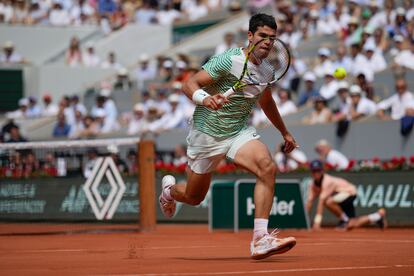 Alcaraz esprinta durante el partido contra Djokovic.