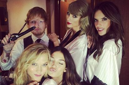 Ed Sheeran junto a Taylor Swift (a su izquierda), y las modelos Alessandra Ambrosio, Karlie Kloss y Lili Aldridge.