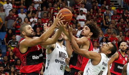 Anderson Varejão, que disputou Olimpíadas pelo Brasil, jogando pelo Flamengo contra o Mogi pela NBB.