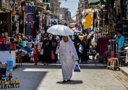 Un hombre egipcio camina por la calle en el mercado de Khan al-Khalili en El Cairo.