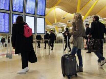 Según los datos publicados hoy por el Instituto Nacional de Estadística(INE), los trenes de larga distancia ganan un 9,6 por ciento frente al transporte aereo. EFE/Archivo