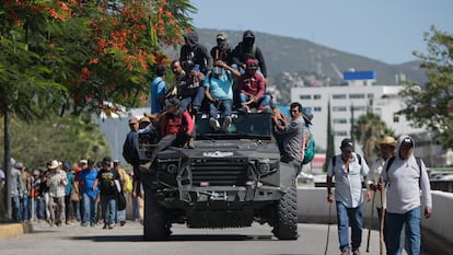 Manifestantes sobre un vehículo acorazado de la Policía estatal, el 11 de julio en Chilpancingo (Guerrero).