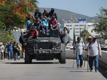 Manifestantes sobre un vehículo acorazado de la Policía estatal, el 11 de julio en Chilpancingo (Guerrero).