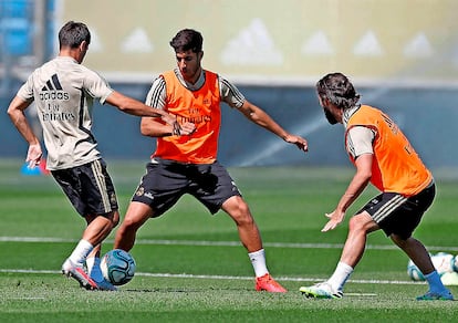 Marco Asensio, entre Brahim e Isco en un entrenamiento esta semana en Valdebebas.