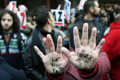 Desde las 18.00, el 13 de marzo cientos de personas se concentraron a las puertas de la sede del PP en la calle Génova para pedir explicaciones sobre la confusión en las informaciones sobre la autoría de los atentados. A esta hora, desde el Gobierno solo hay silencio.