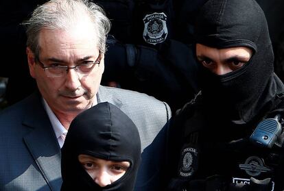 Cunha escoltado por policiais