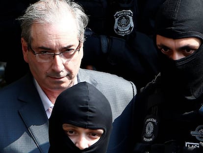 Cunha escoltado por policiais