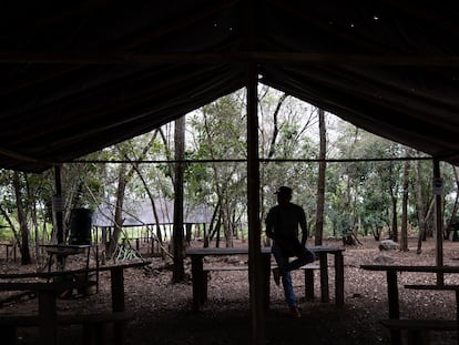 Félix, firmante de paz y guía turístico de la iniciativa de excombatientes 'Tierra Grata Eco Tours',  descansa en la réplica de un antiguo campamento guerrillero en el ETCR de Tierra Grata.