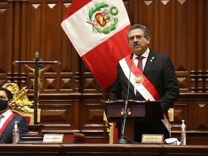 O presidente do Congresso peruano, Manuel Merino, toma posse como presidente interino, nesta terça-feira.