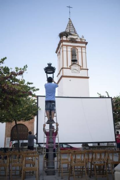 Preparativos para la proyección de cine en Cortelazor.