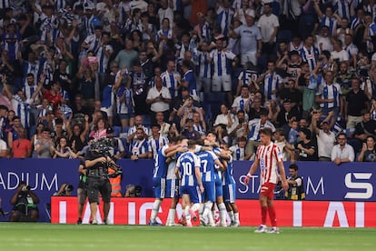 Los jugadores del Espanyol celebran uno de los goles ante el Atlético en Cornellá.
