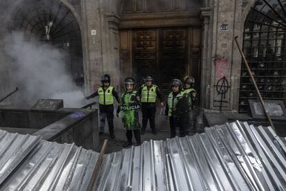 Agentes de la policía de Ciudad de México resguardan uno de los edificios en el centro de la capital.