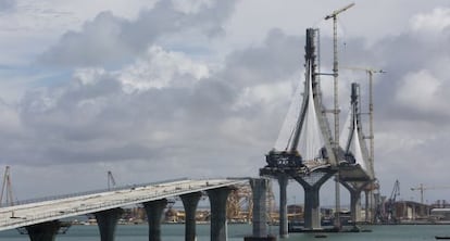 Obras puente sobre la Bahía de Cádiz, paralizadas en agosto.