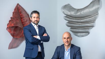 Rubén Ayuso y Román González, ejecutivos de la gestora de fondos A&G, en sus oficinas del Paseo de la Castellana. Pablo Monge