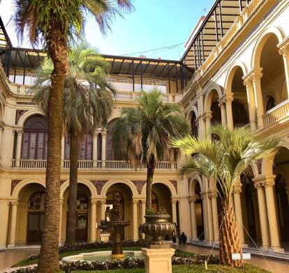 La palmera recién transplantada en el patio de la Casa Rosada.